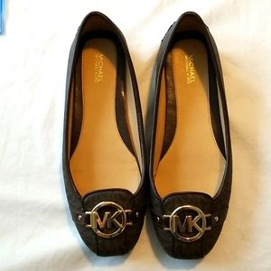Michael Michael Kors Ballerina/ Flat shoes. Size 8.5 in brown MK print.